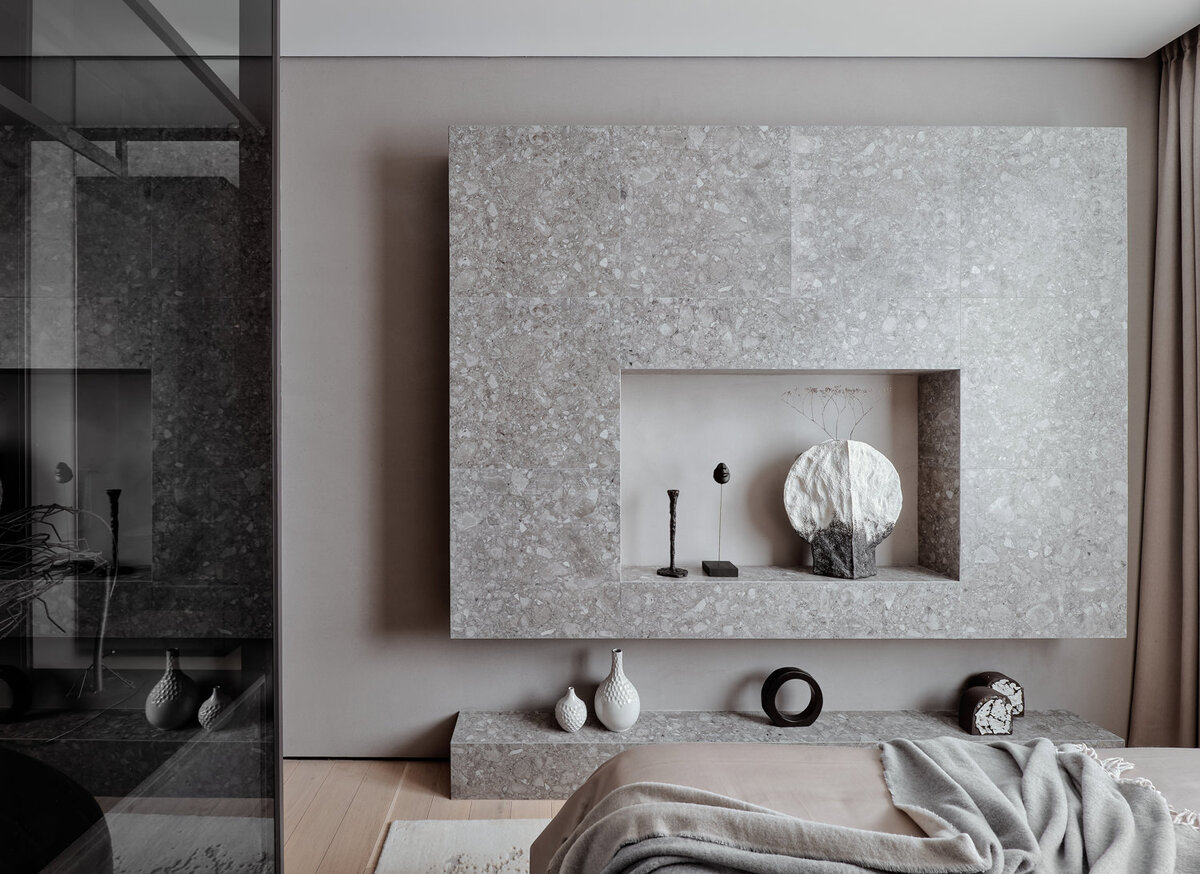 Спальня по дизайну Екатерины Ребровой. Декоративная штукатурка, Goldshell. Керамогранит, Italon. Мебель изготовлена на заказ, Buro Rebrova. Стеклянная перегородка, «Стекломонтаж». Текстиль, Parpa. Декор, Izzi Decor, Moon Stories. Ковер, Tapis de lux. Керамика, галереи Boart и Milliart.