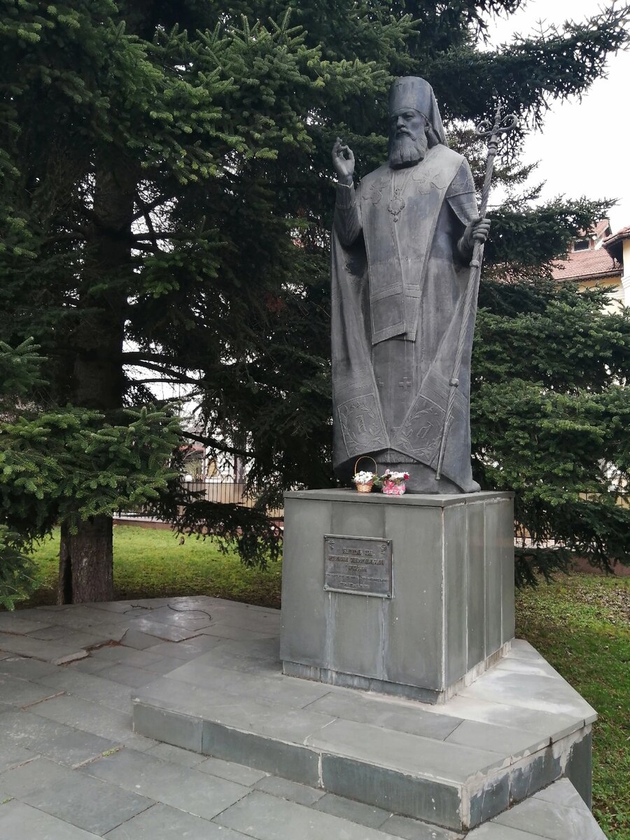 Памятник в Симферополе.