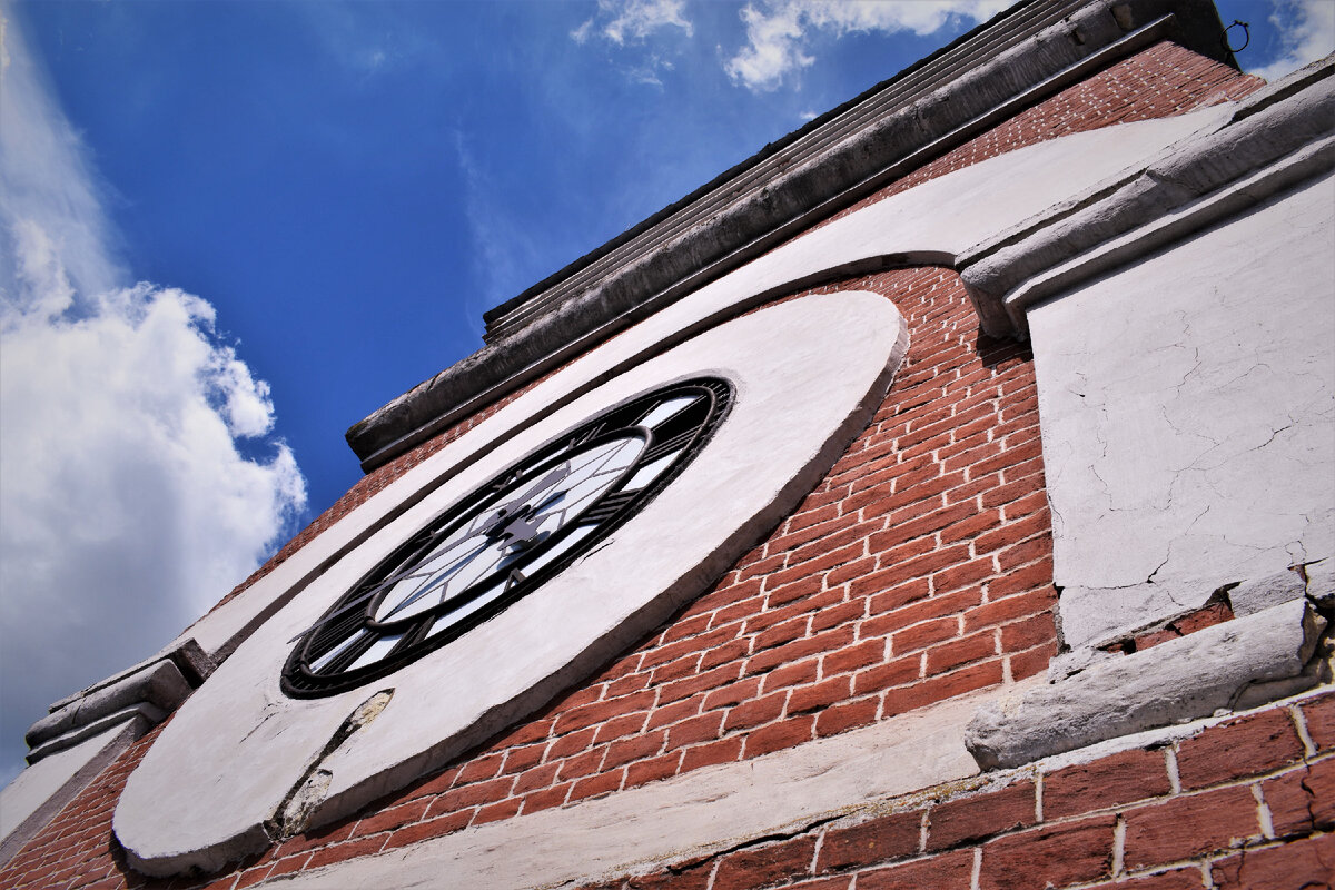 Вид на циферблат часов Егорьевской бумагопрядильной фабрики купцов Хлудовых. Фото автора