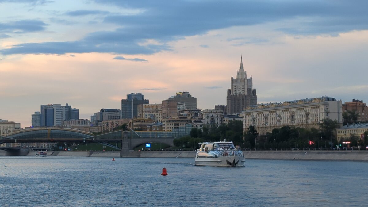 Пешеходный мост Богдана Хмельницкого, вид на Ростовскую набережную и МИД