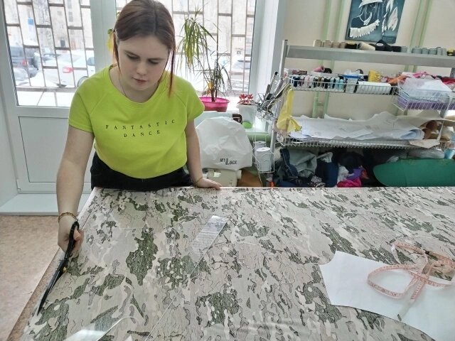    Старшие девочки освоили не только шитьё, но и крой. Фото: Из личного архива