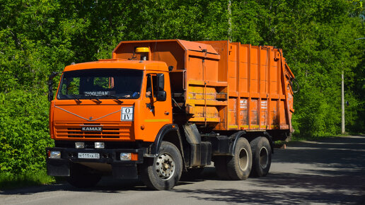 Video herunterladen: Мусоровоз МКМ-4705-01 (МК-4453-07) на шасси КамАЗ-65115-62 (Н 111 УА 22) / Kamaz garbage truck.