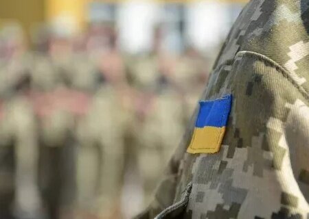    На Украине запрещено 17-летним призывникам, которые находятся за рубежом, удалённо становиться на учёт в военкоматах