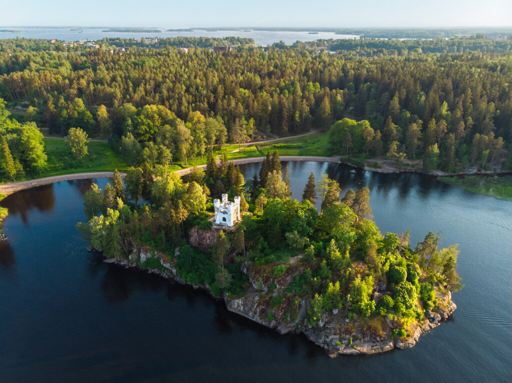 Одна из эффектных достопримечательностей Монрепо – миниатюрная капелла Людвигсбург на острове Людвигштайн
