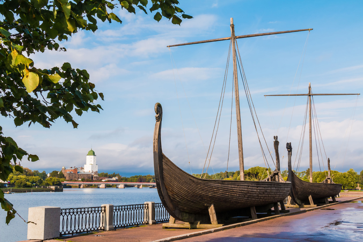 Выборг идеально подходит не только для пеших прогулок, но и увлекательных морских путешествий (источник: https://magput.ru/tours/exkursii-v-vyborg)