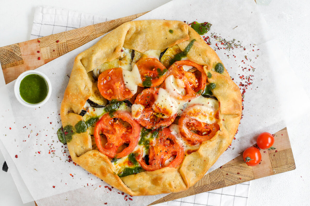 Вегетарианская галета с сыром Сулугуни, баклажанами и соусом Песто