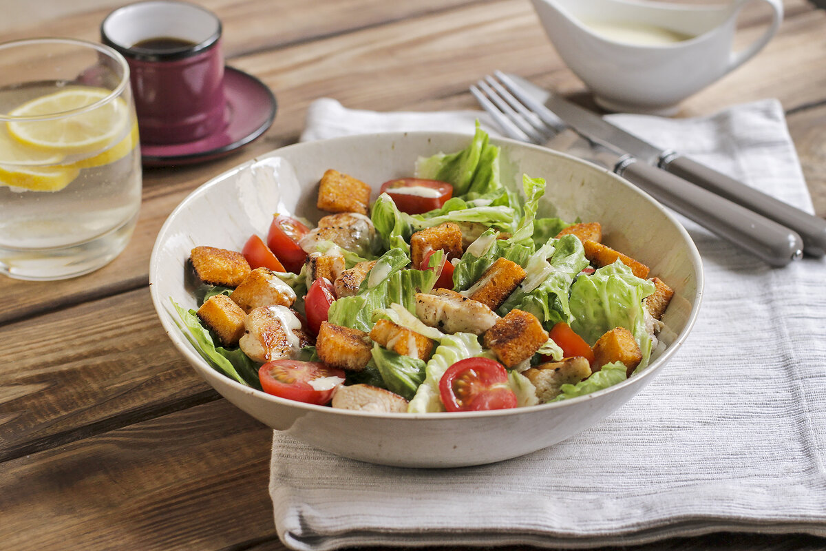 Цезарь с куриным филе, салатным миксом и фирменным соусом