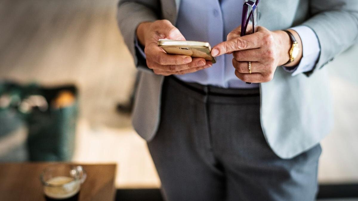    Бизнесмен с телефоном:Freepik