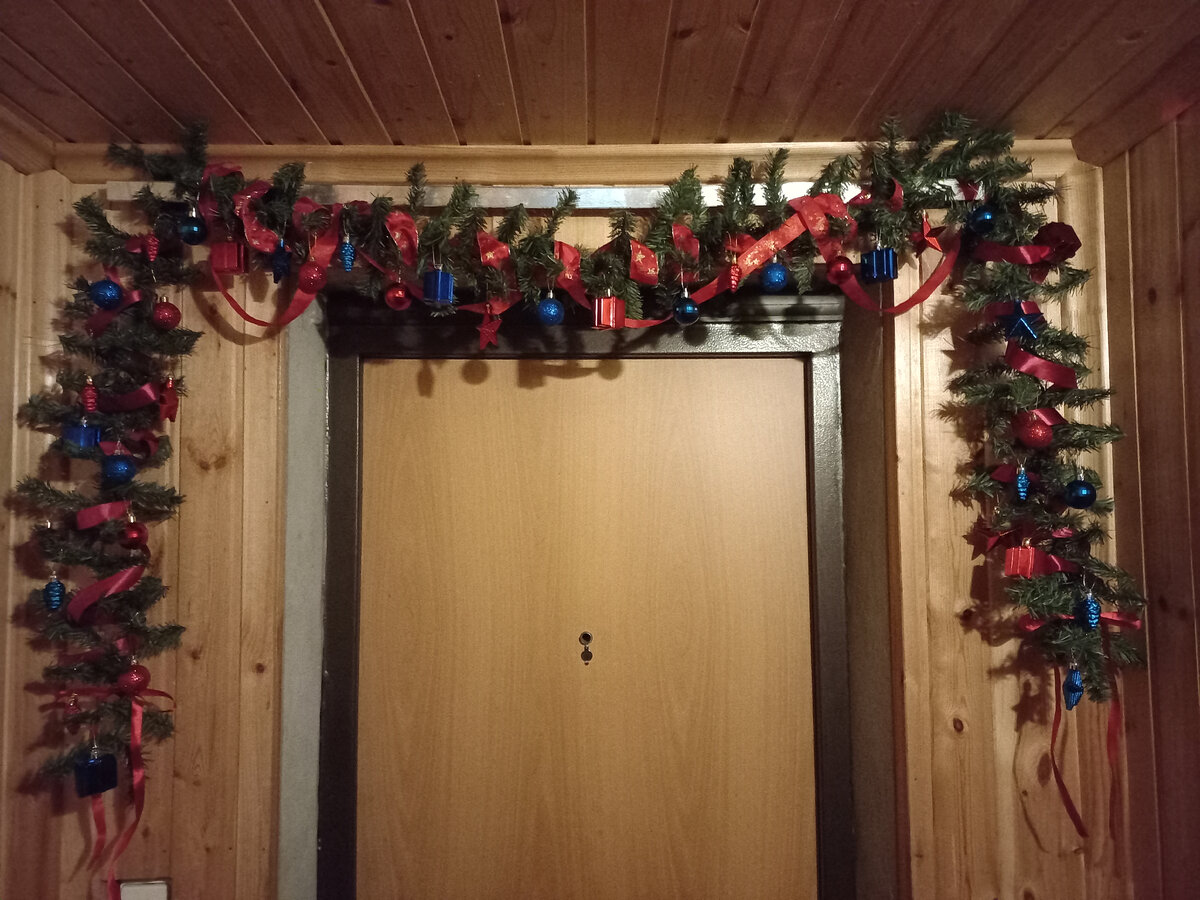 Гирлянда над дверью