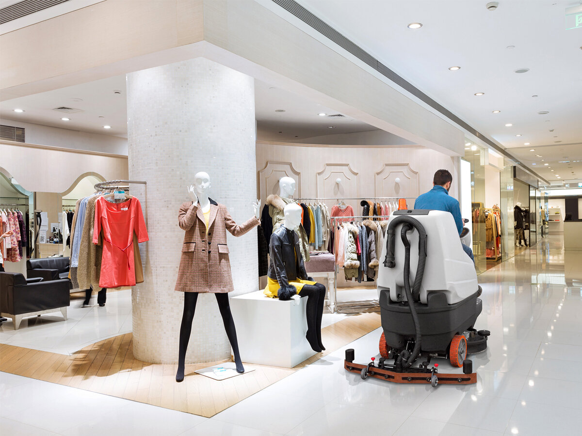 Уборка в торговом зале магазина поломоечная машина с сиденьем оператора LAVOR