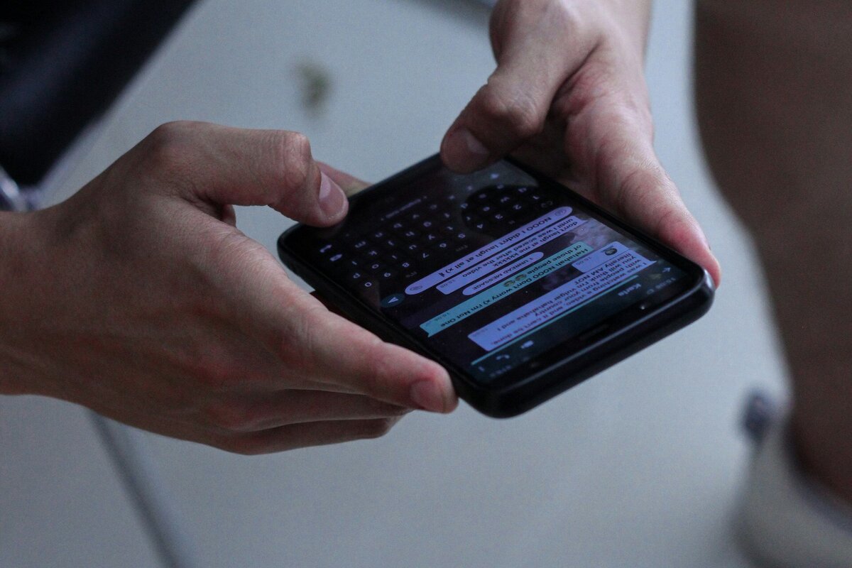     Ученые назвали новый язык любви — это мемы