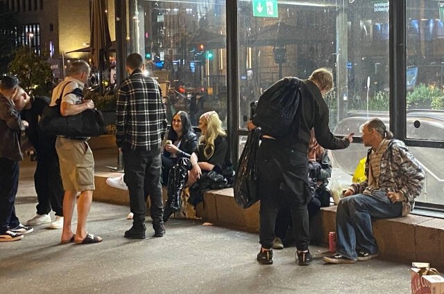    Нетрезвые компании маргиналов возле торговых центров — типичная картина финской провинции. Фото: Из личного архива/ Кости Хейсканен