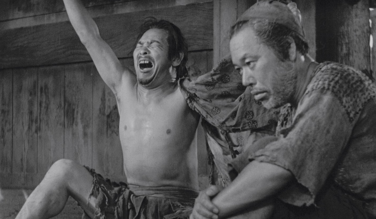 Крестьянин и дровосек под сводами ворот Расёмон. Кадр из фильма. Фото: Кинопоиск