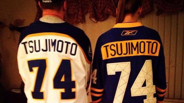 Среди поклонников «Баффало» пользуется популярностью атрибутика, посвященная тому знаменитому выбору на драфте 1974 года. Фото buffalonews