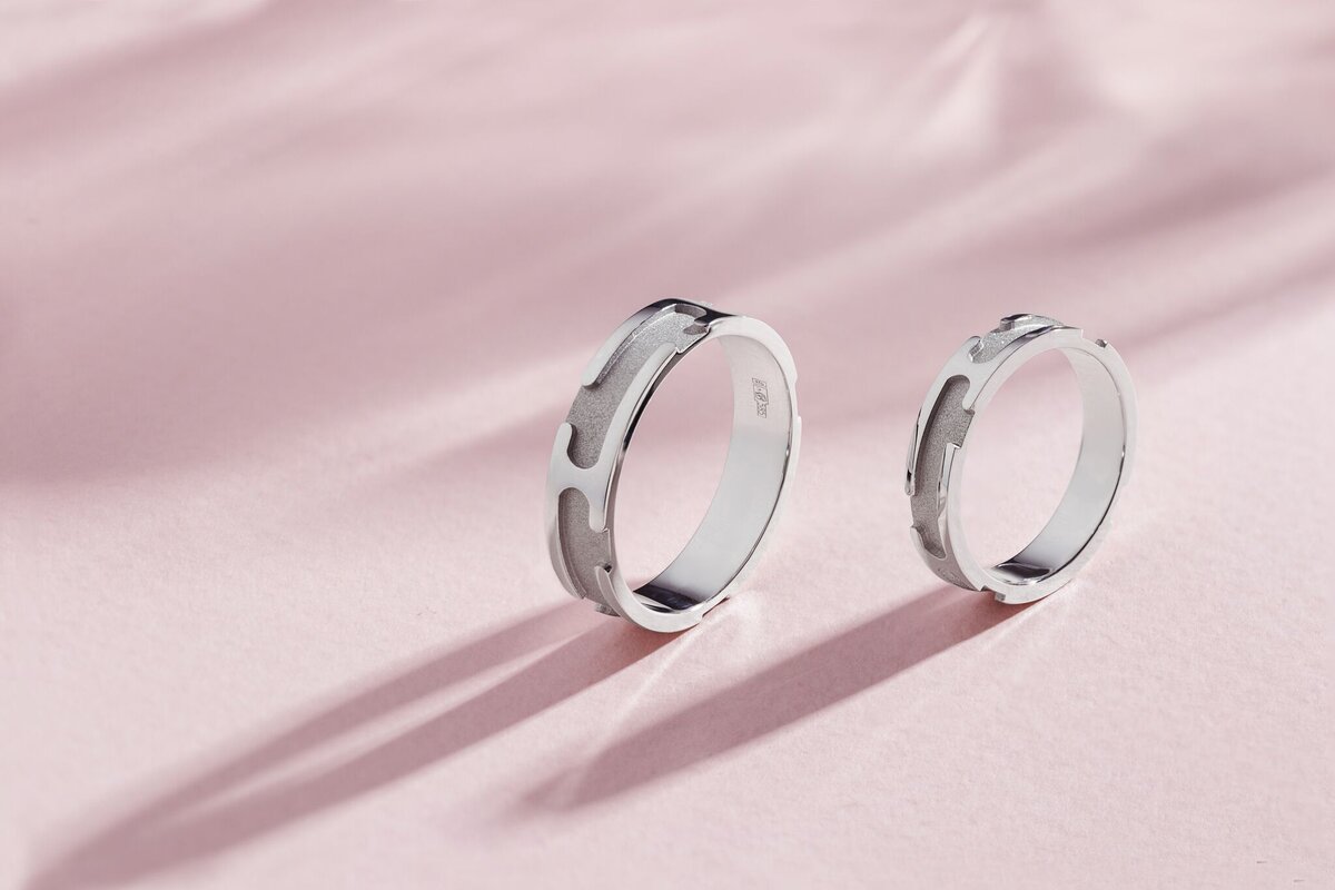 Парные обручальные кольца - это символ любви и преданности, который пара носит, чтобы подчеркнуть свою принадлежность друг другу.