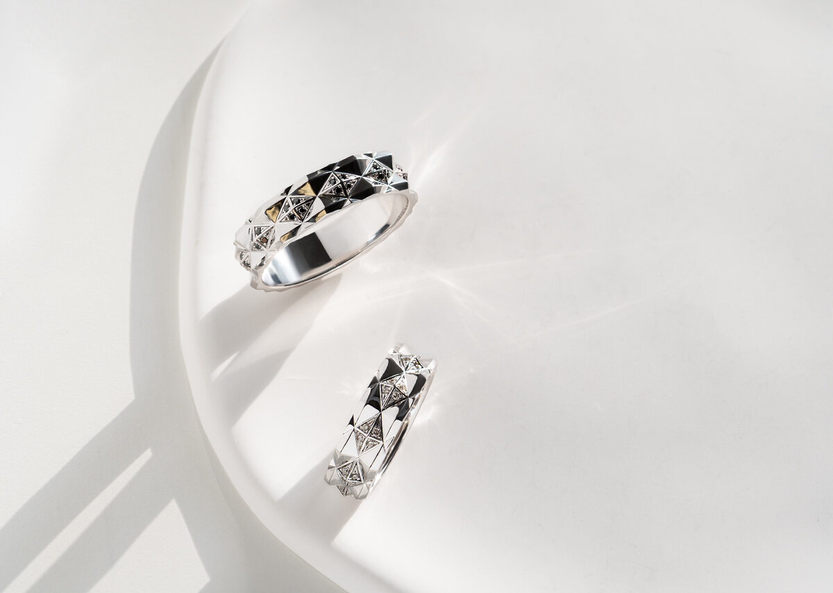 Парные обручальные кольца в геометричном дизайне. Арт 921745Б и 921745ЧБ . 