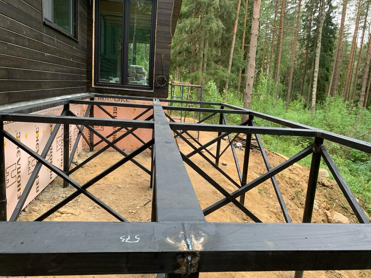 Свайно-винтовой фундамент с обвязкой под террасу - работа компании "СВИТ"