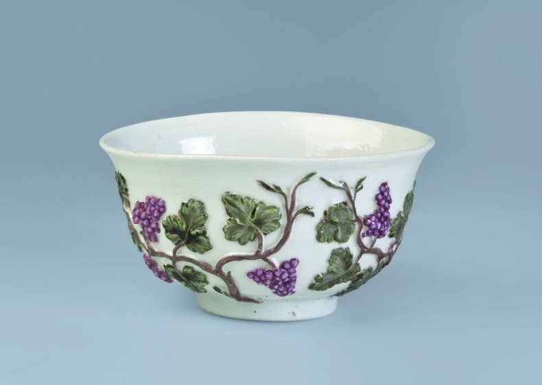 Чаша с рельефной виноградной лозой, отмеченная личным синим подглазурным клеймом мастера Дмитрия Ивановича Виноградова. Фото: https://vk.cc/cxAajI