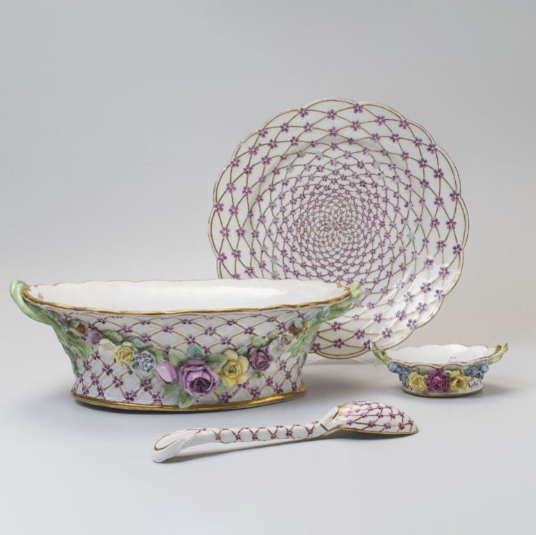 Предметы из собственного столового и десертного сервиза императрицы Елизаветы Петровны. Фарфор, роспись надглазурная полихромная, позолота, не ранее 1756–1762 гг. Государственный Эрмитаж. Фото: https://vk.cc/cxv4lp 