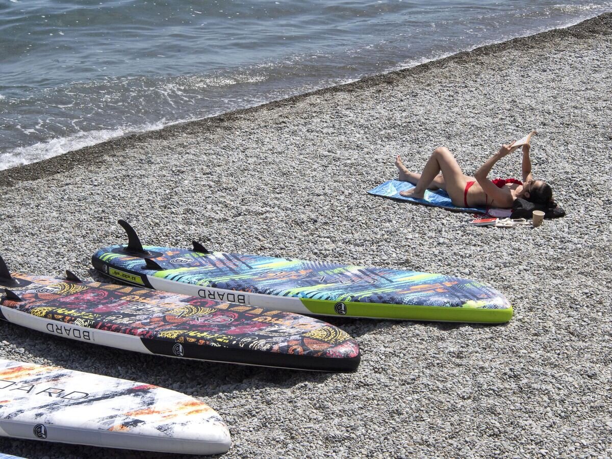    Девушка загорает на пляже в Алуште© РИА Новости / Дмитрий Макеев
