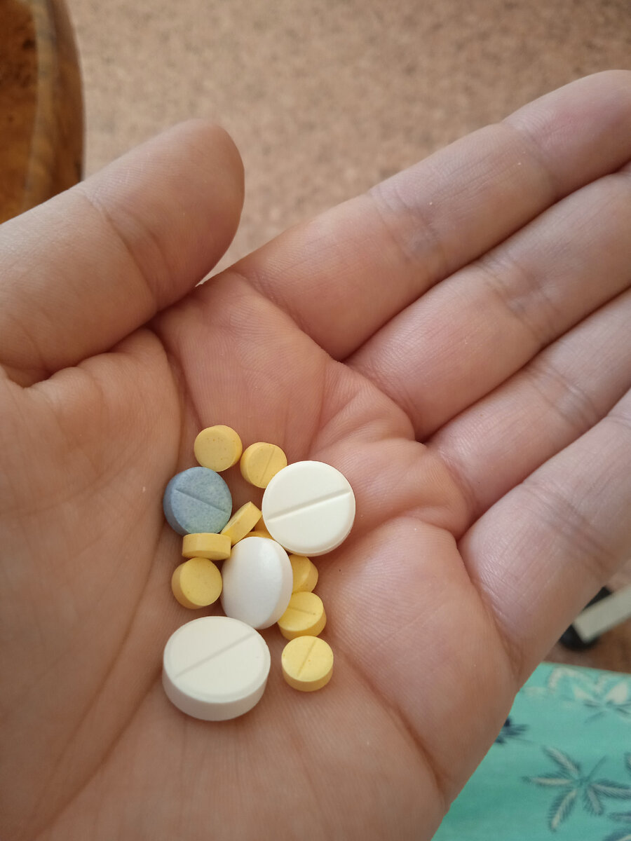 Утренний набор лекарств. 10 жёлтых таблеток - Фолиевая кислота.