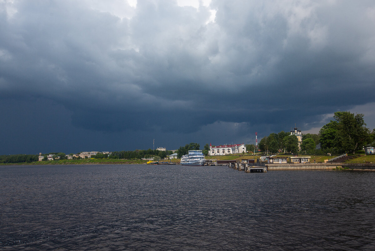 Вид на Волгу и городской причал от Угличского кремля. Углич, Ярославская область. Фото автора статьи   