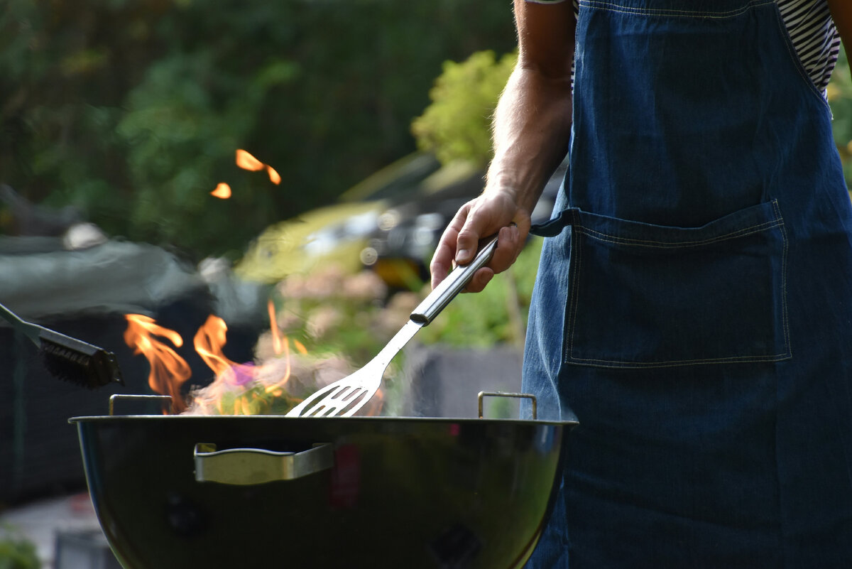 Фотосток – https://unsplash.com/photos/man-grilling-outdoor-ul_m5dHThaM?utm_content=creditShareLink&utm_medium=referral&utm_source=unsplash
