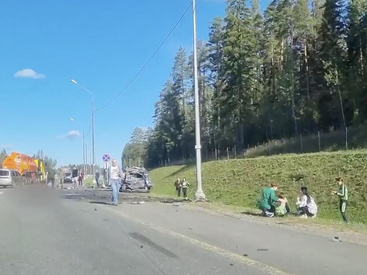    Место ДТП на трассе "Скандинавия" в Ленинградской области© Кадр видео очевидца