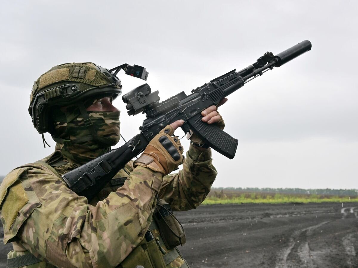    Военнослужащий ВС РФ ведет наблюдение за воздушным пространством в зоне СВО© РИА Новости / Евгений Биятов