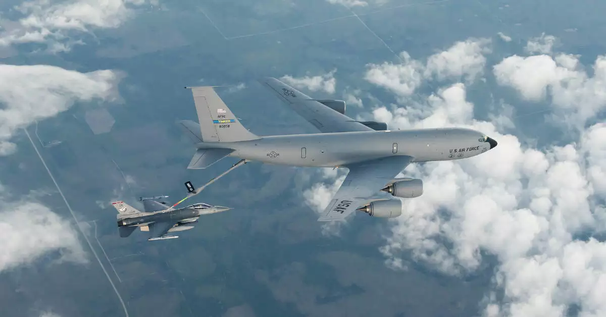 KC-135 Stratotanker заправляет в воздухе F-16 (США)