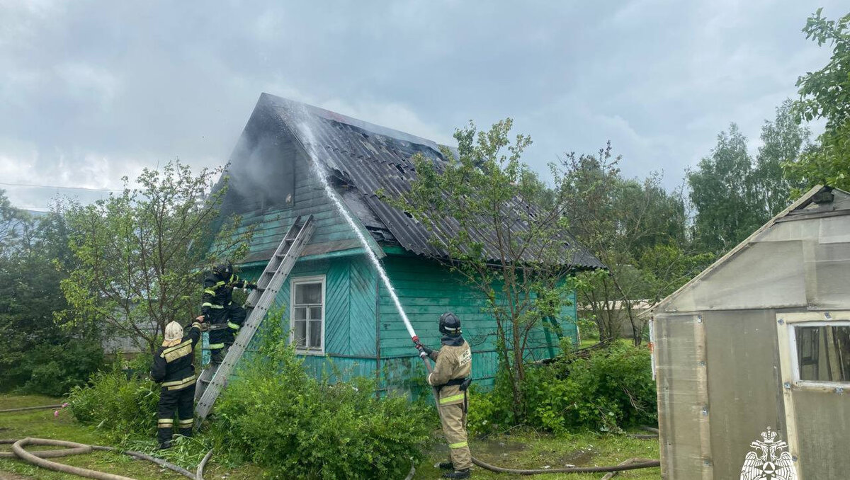 В Тверской области пожарные спасли дачный дом | ТИА | Новости Твери и  Тверской области | Дзен