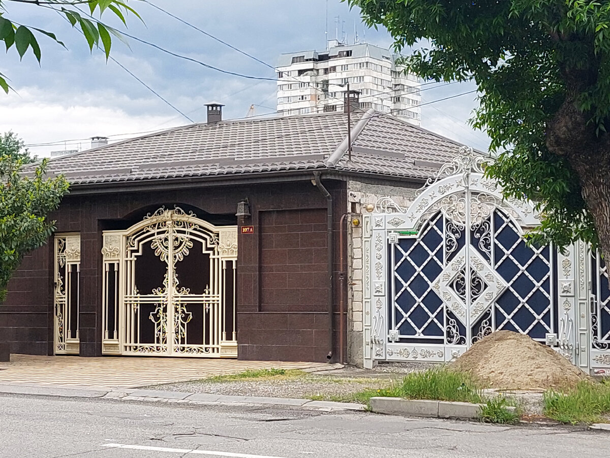 Нальчик - город роскошных ворот. Фото Natalya Dolidenok