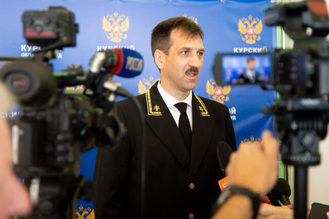    Председатель Курского облсуда Олег Кравченко поздравил коллег и вручил награды