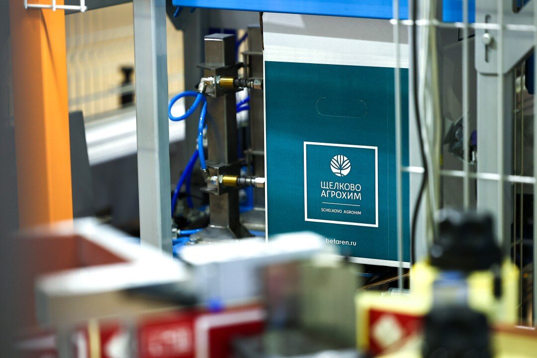 © Правительство Московской области / mosreg.ru (В 2025 г. в эксплуатацию введут еще один цех — первый в России по производству исходных компонентов для создания средств защиты растений, которые сейчас на 100% импортируются из Китая и Индии)