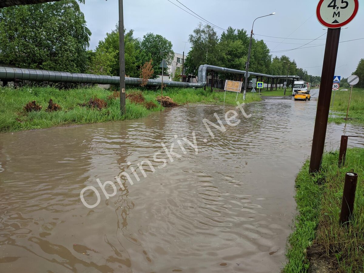 Огромная лужа из-за дождика 11 июня