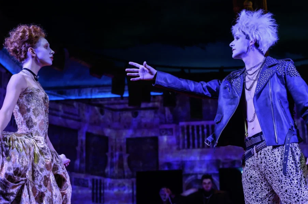     Полина Романова (Розалинда) и Кузьма Котрелев (Орландо) в спектакле "Как вам это понравится?"