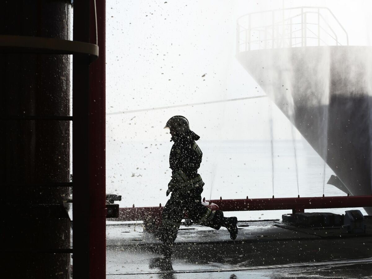    Сотрудник пожарной службы © РИА Новости / Виталий Тимкив