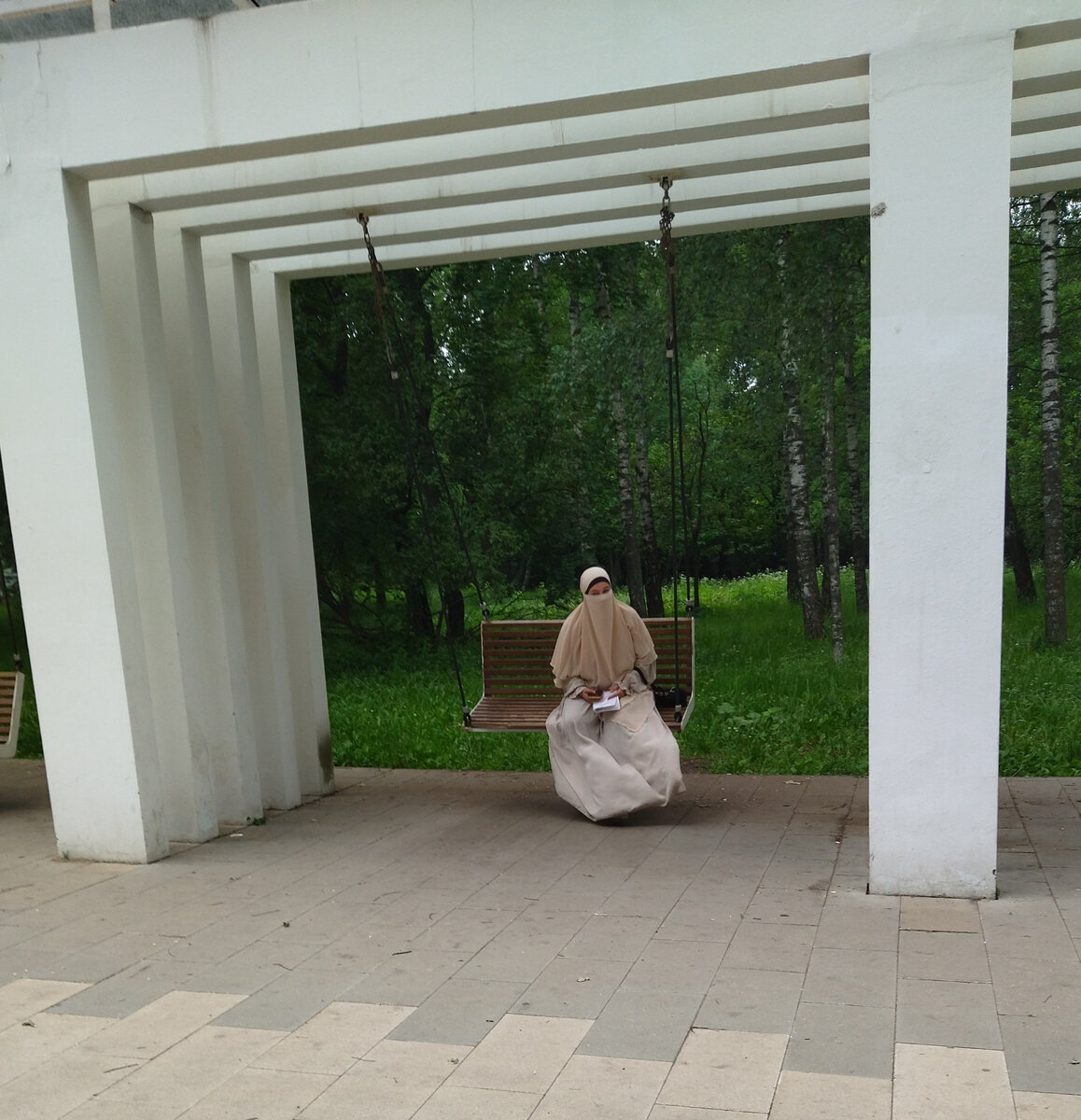 Вышла красотка погулять... в Лианозове. 