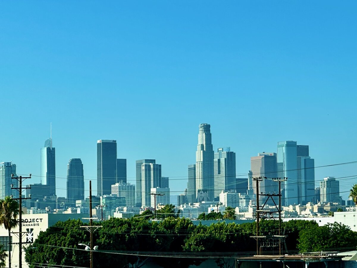 Вид на центр Лос-Анджелес. Штат Калифорния. Фото сделано в пробке из авто