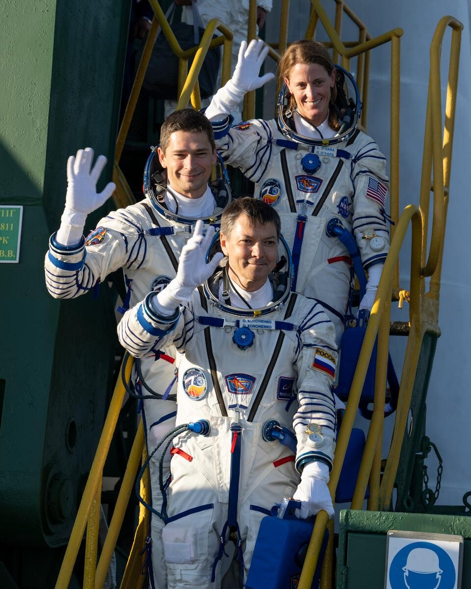 В том числе и О. Кононенко (на переднем плане) в процессе подготовки в пуску пилотируемой миссии "Союз МС-24" в сентябре 2023 года, изображение из открытых источников