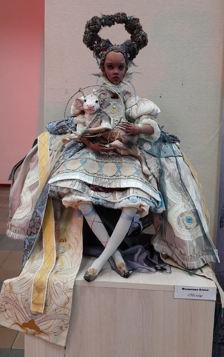 Кукла ручной работы с выставки. Фото автора.