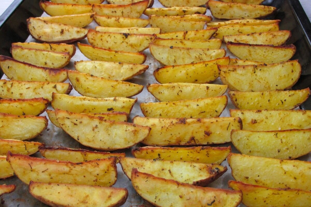 Картофель по-деревенски — хрустящий снаружи и мягкий внутри. Источник: unsplash.com📷
