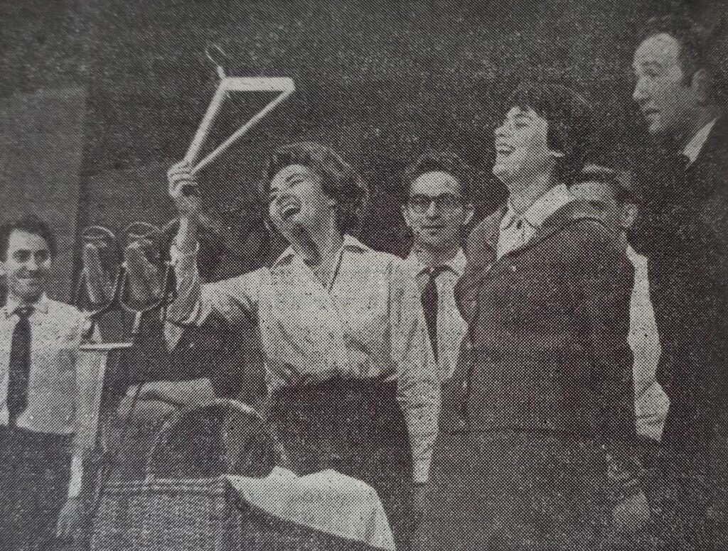  «Ведущая в восторге от остроумного ответа». Фото из книги «КВН? КВН… КВН!»