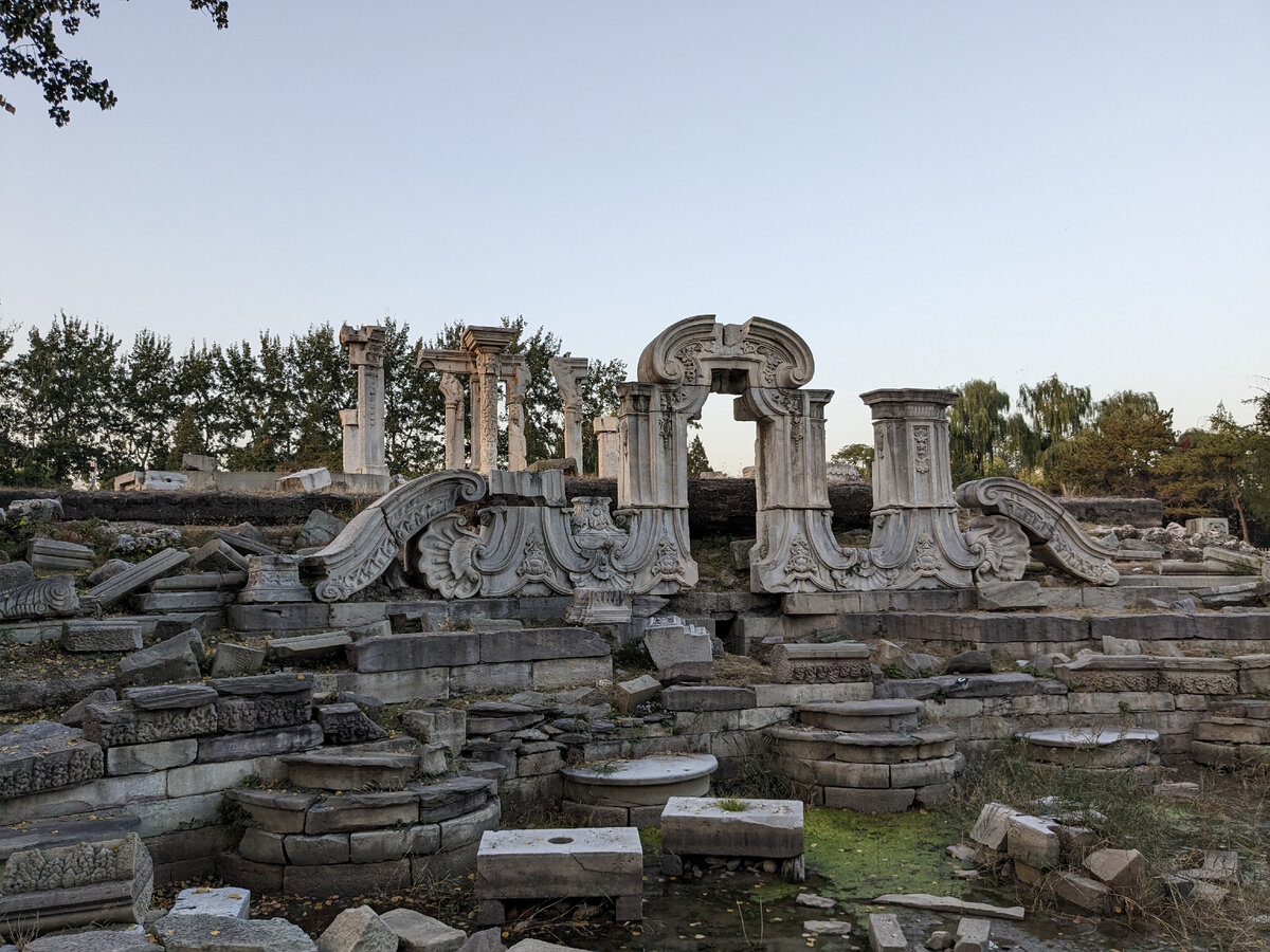 Фрагмент руин Старого Летнего Дворца в Пекине