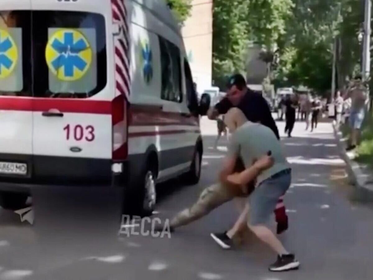    Драка между сотрудниками скорой помощи и ТЦК в Одессе© Кадр видео из соцсетей