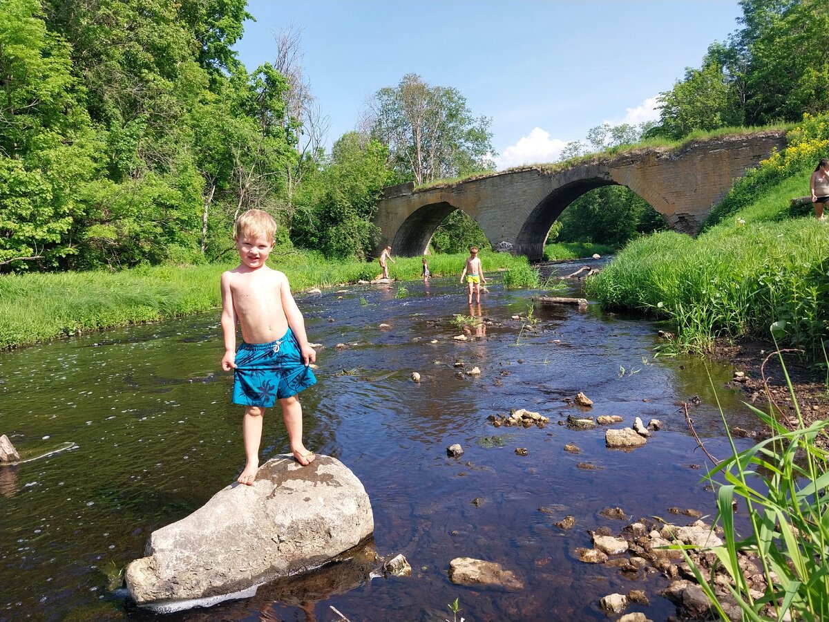 Автор этого моста - Д.И. Висконти - довольно известный архитектор.. По части мостов он сильно связан с Гатчиной. И те, кто мечтает увидеть разрушенные и несохранившиеся мосты через реку Теплую - обязаны приехать сюда.. Это, плюс-минус, тот же проект арочного моста, построенного из местного известняка.. Страница архитектора в wiki: https://ru.wikipedia.org/wiki/%D0%92%D0%B8%D1%81%D0%BA%D0%BE%D0%BD%D1%82%D0%B8,_%D0%94%D0%B0%D0%B2%D0%B8%D0%B4_%D0%98%D0%B2%D0%B0%D0%BD%D0%BE%D0%B2%D0%B8%D1%87