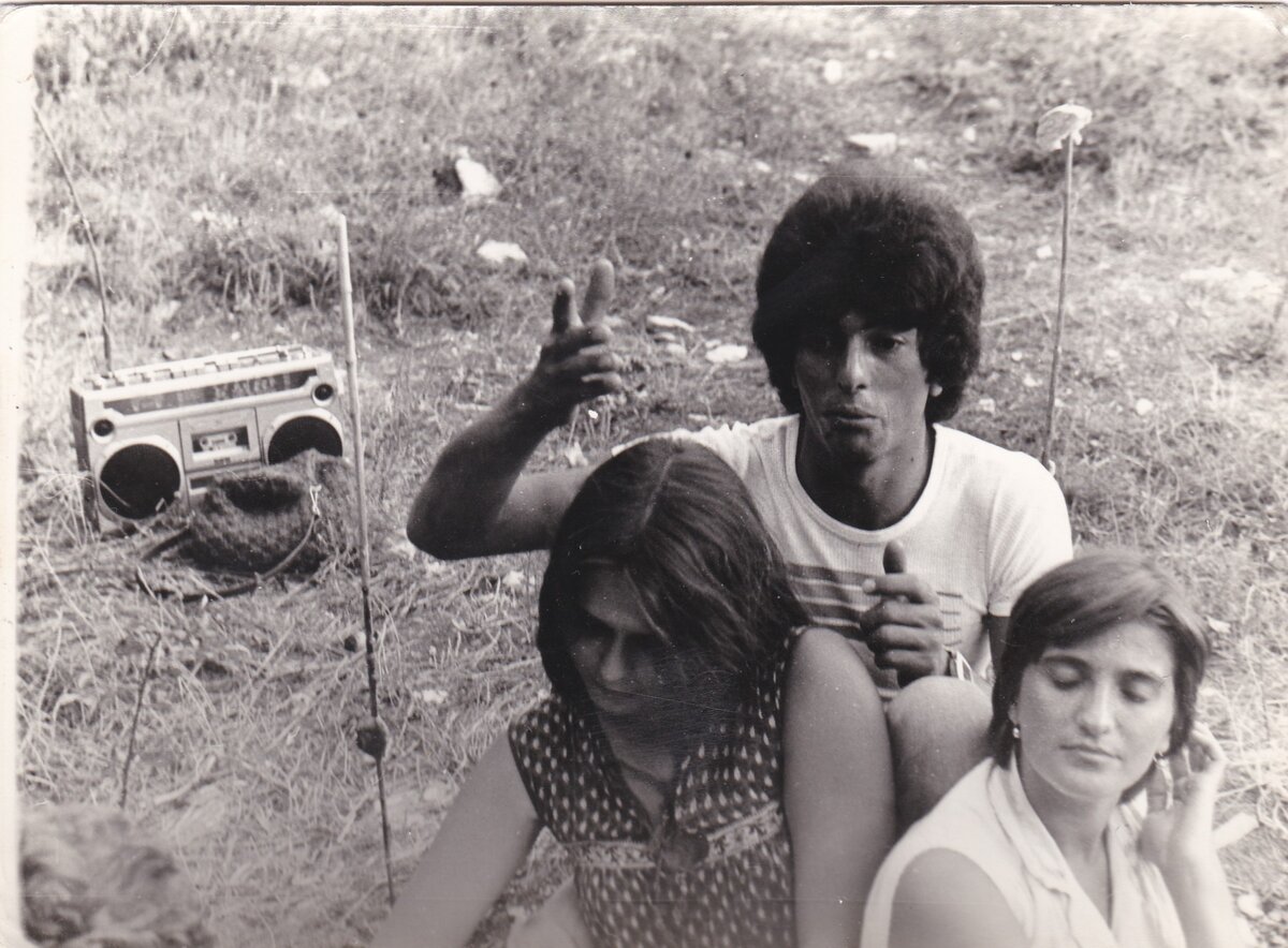 Моя будущая жена (справа) с подругой и Кирьяков Костя. 1981 год.