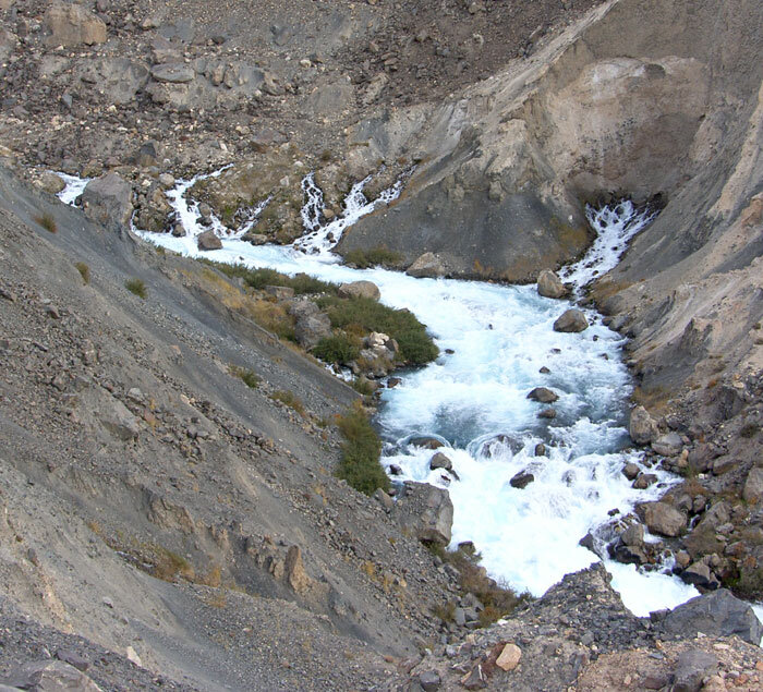 Вода, просачиваясь через завал, может его постепенно размыть. Фото: Л. Папырин