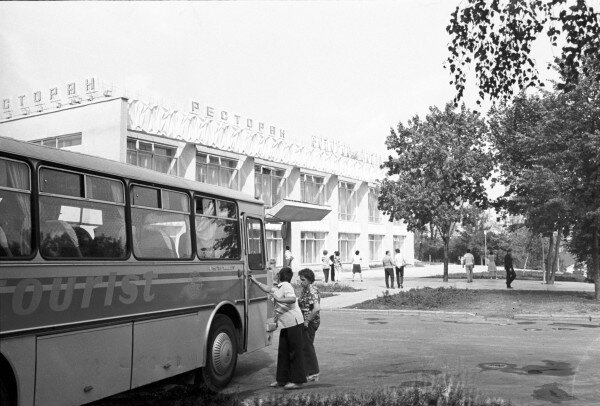 Туристический автобус у ресторана "Золотое кольцо"