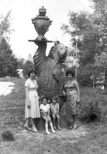 Загорчане фоторгафируются с Мишкой